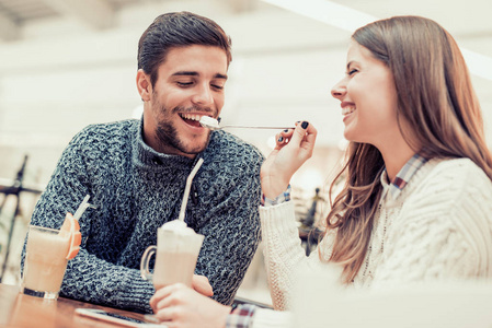 幸福的情侣在咖啡馆中玩得开心