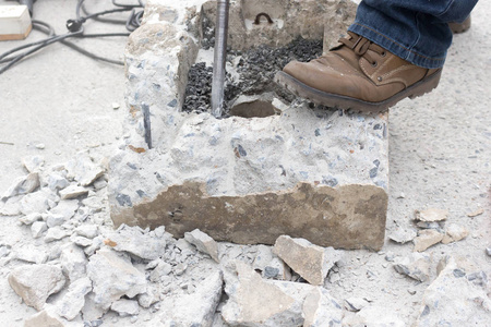 建筑工人清除多余的混凝土
