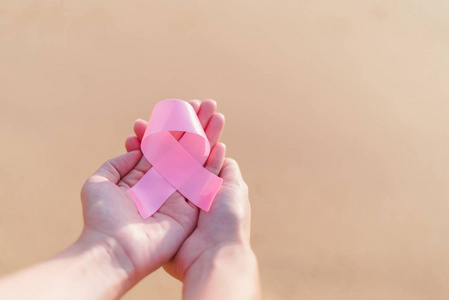医疗保健和医学的概念   女人双手拿粉红色布雷亚