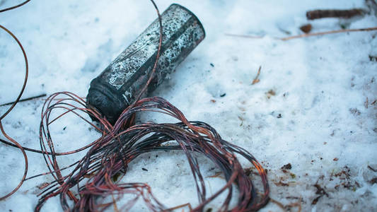 裸铜导线在雪中