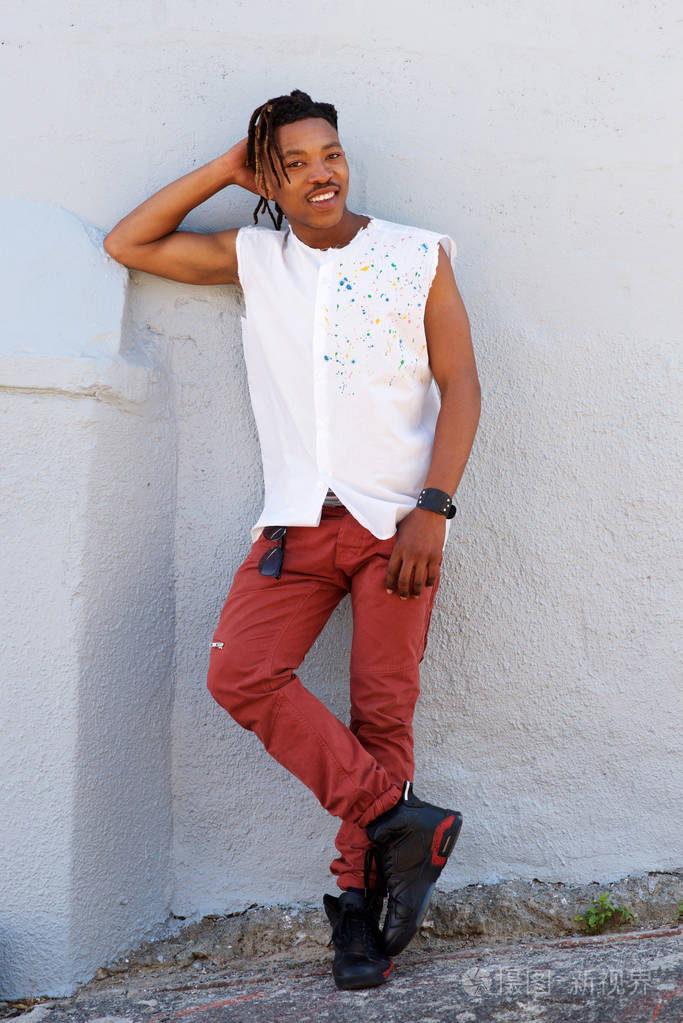 辫子的非洲男人微笑着