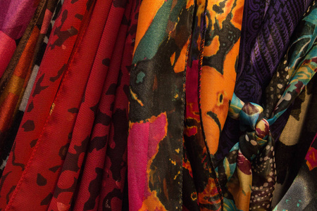 妇女的围巾在多彩的组成