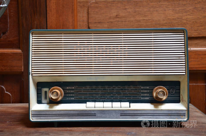 又脏又臭的复古旧收音机