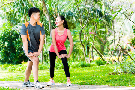 亚洲的夫妻有户外健身运动训练