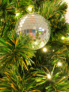 镜子迪斯科球挂在圣诞树上图片