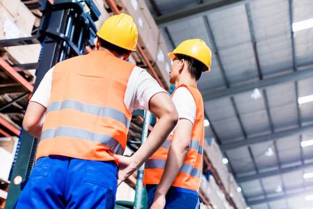 工人队伍进行盘点照片