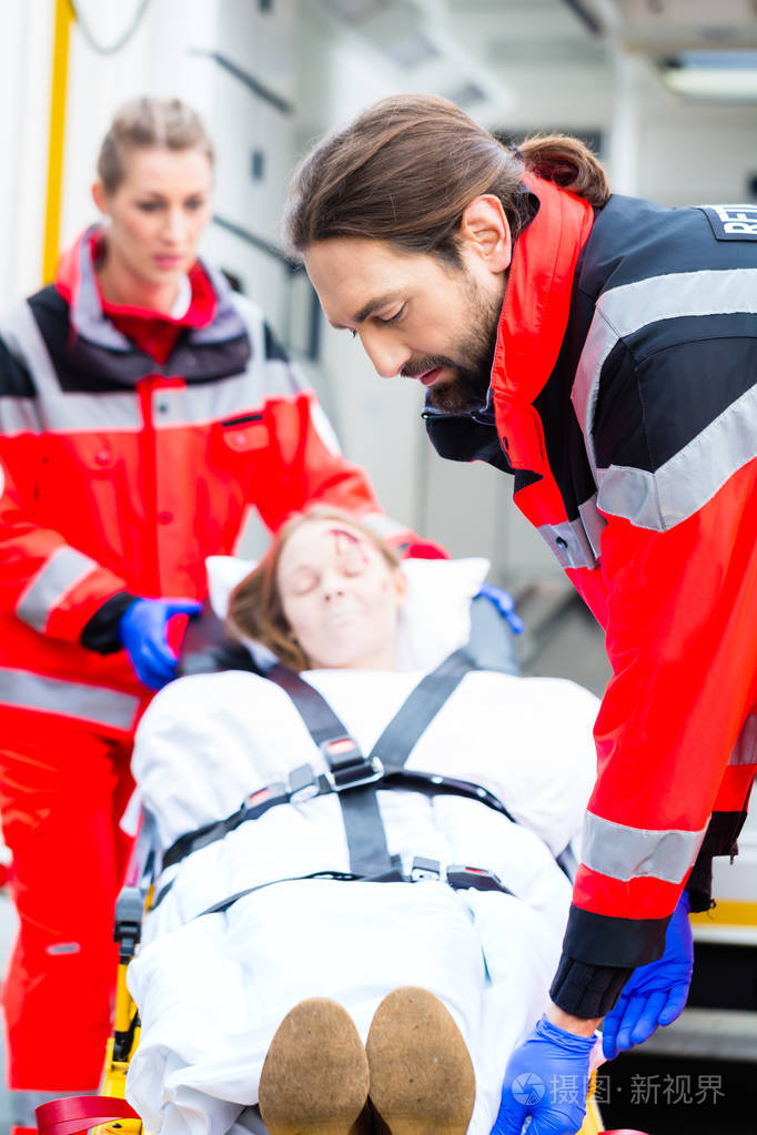 救护车担架上帮助受伤的女人