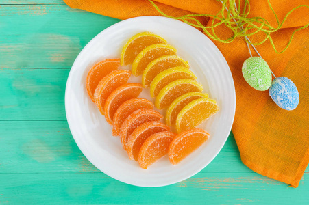 节日糖果多彩果冻糖果的柑橘片形式满糖在白板上。复活节。在顶视图