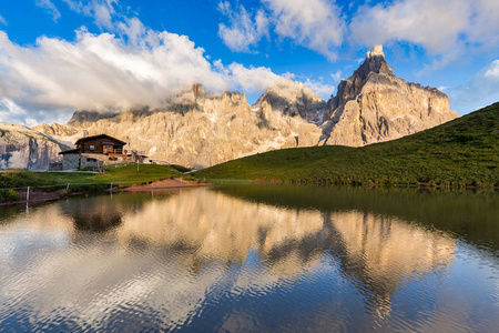 映在水面上，与背景高山小屋苍白圣马蒂诺峰 意大利多洛米蒂山