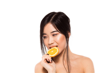 亚裔女子和橙色水果
