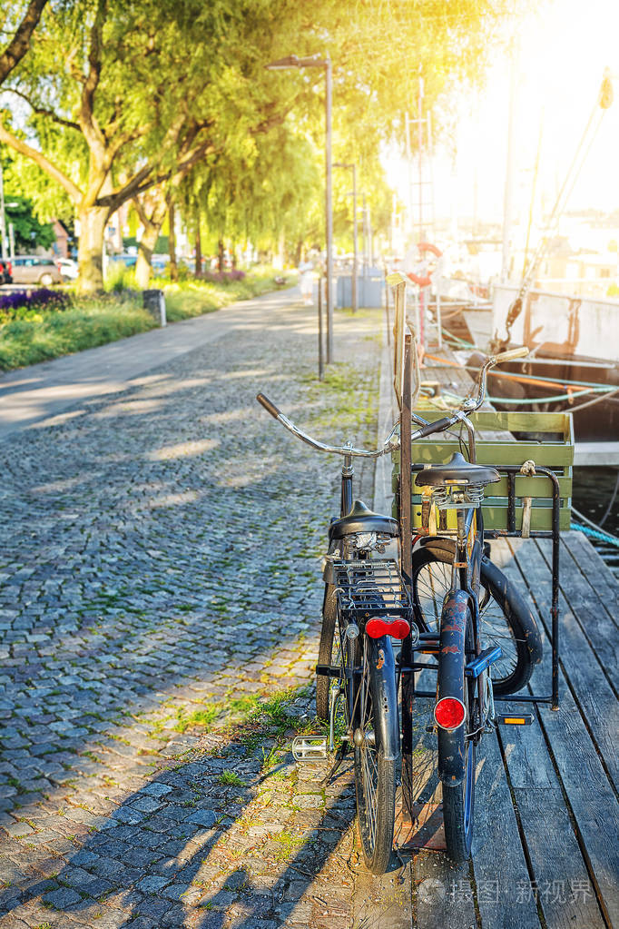 停在前景桥上的自行车