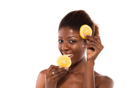 黑人的美国女人和柠檬片一起拍照