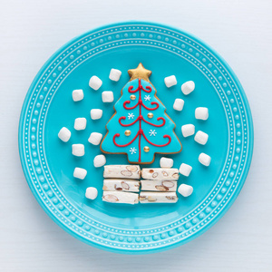 自制圣诞树 cookie 棉花糖 牛轧糖在平台上