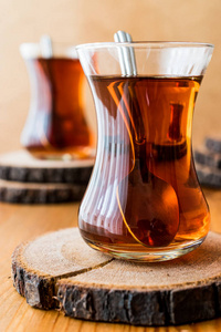 传统土耳其茶用勺子木制表面上