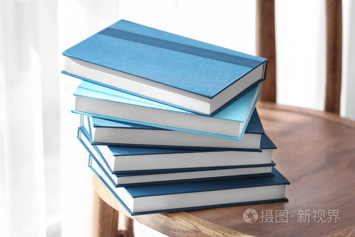 新书在木椅上