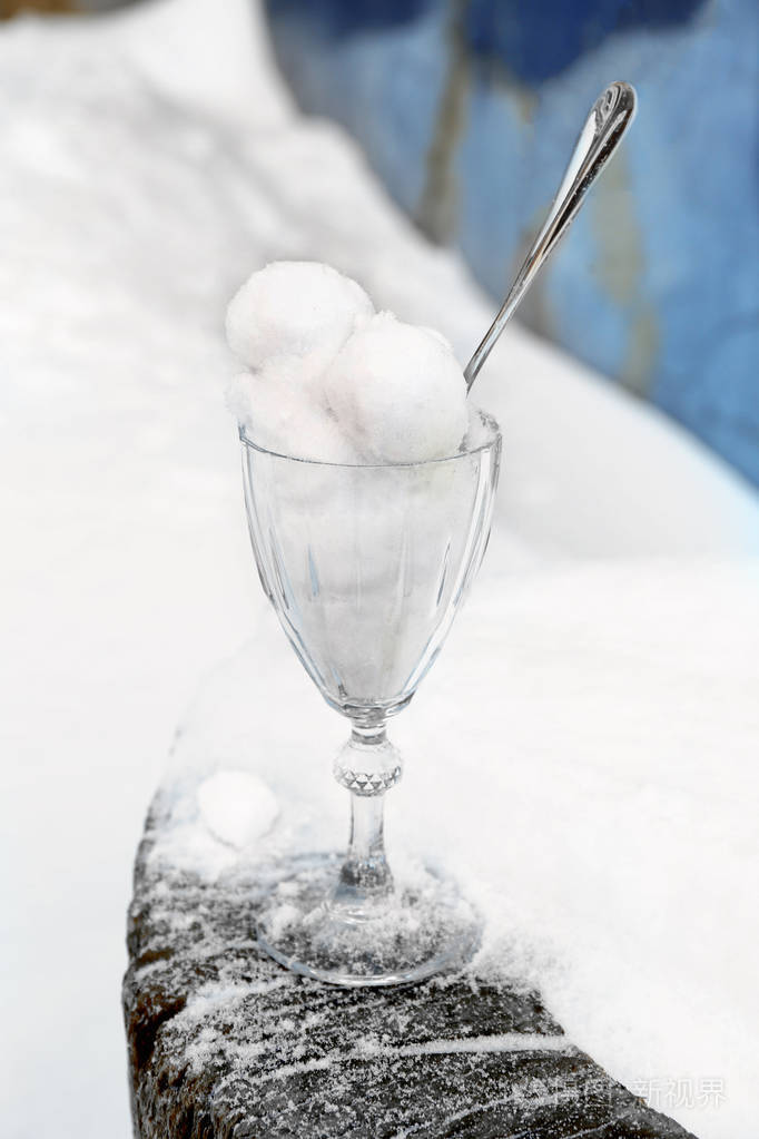 在水晶玻璃雪球