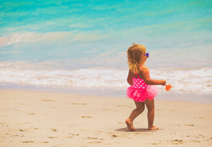 小女孩走在沙滩上
