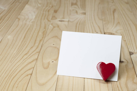 旁边白色空白卡是红色的心。情人节与爱情观