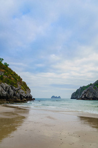 在越南下龙湾吉婆宁静海滩图片