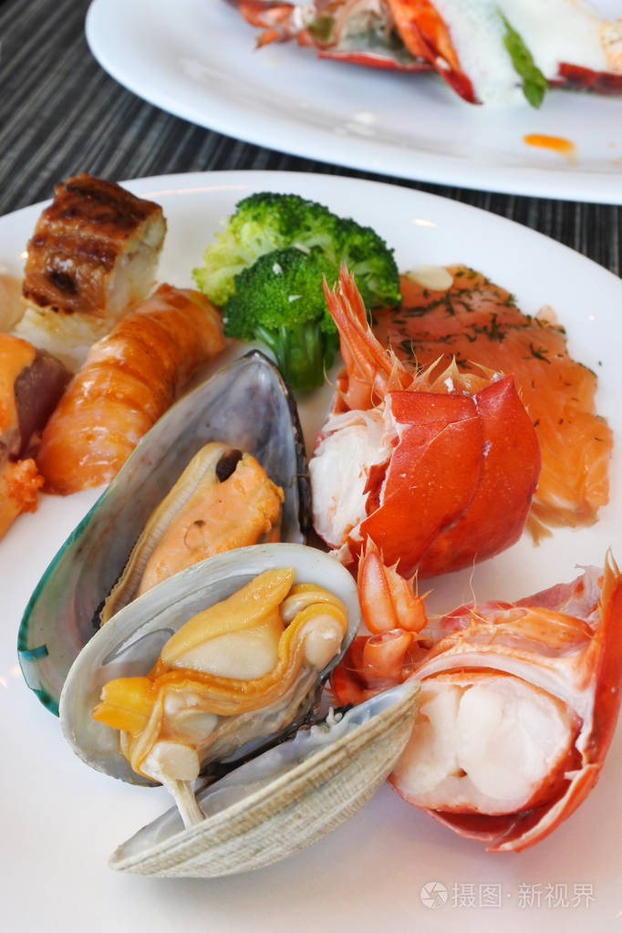 精选海鲜自助餐上菜