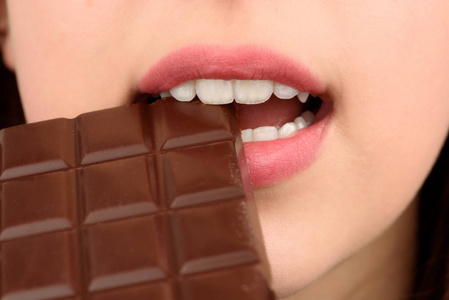 女人吃巧克力特写