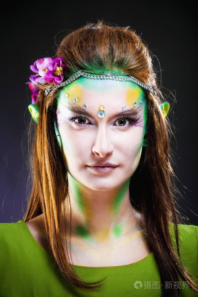 一个美丽的精灵留着长头发的画像