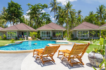 房子和美丽的游泳池和棕榈树，苏梅岛，泰国