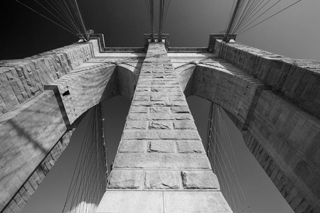 布鲁克林大桥支柱低视角，纽约在黑色和白色