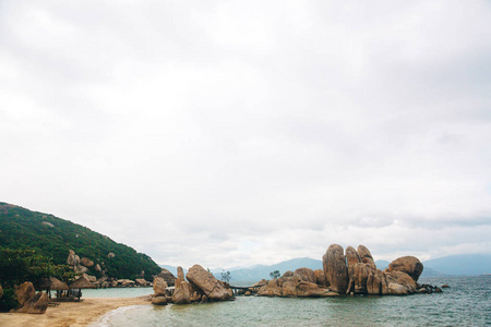 与视图的海洋，完美的海滩，大石头，树木，蔚蓝的海水的美丽景观。背景图像。概念的旅行