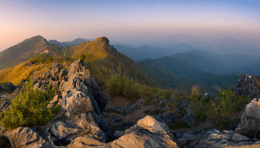 美丽的风景，Pha 阐释及山在清莱的夕阳