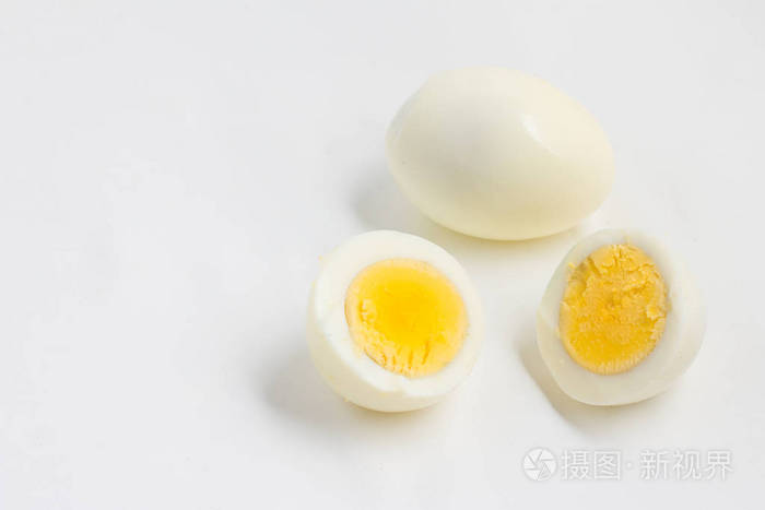 煮的鸡蛋切成薄片