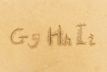在沙滩上的手写字母