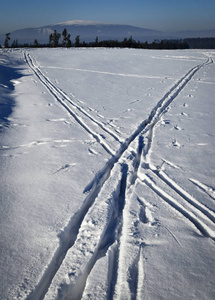 十字路口滑雪路线图片