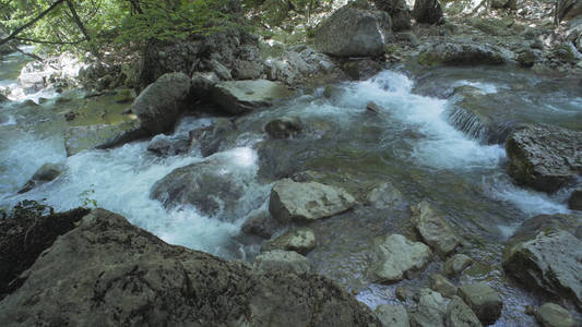 石头和小瀑布山区河流