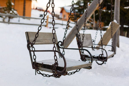 抽象的冬季场景与花园秋千覆盖的雪, 似乎邀请大家休息, 吃小吃, 欣赏风景一般是人生的独特时刻