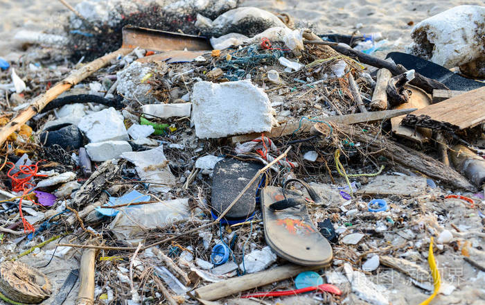 肮脏的海滩上的垃圾