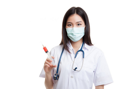 年轻的亚洲女医生与面具持注射器
