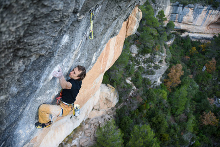 攀岩者提升具有挑战性的悬崖。攀爬的极限运动。自由 风险 挑战 取得成功。Siurana，西班牙