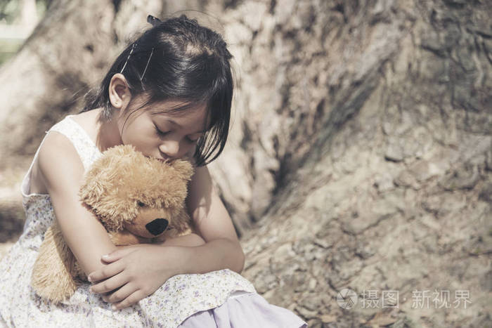 伤心的女孩在公园里感觉孤单