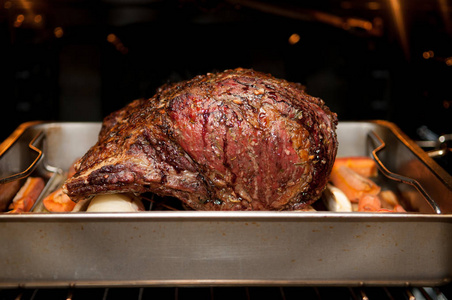 烤箱新鲜的烤牛肉照片