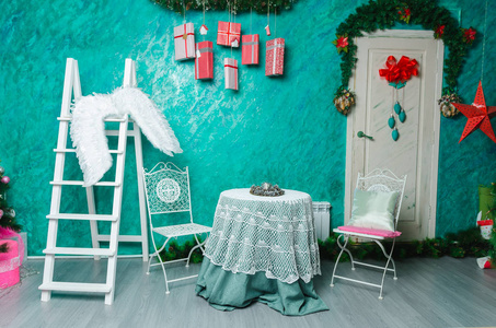 家庭庆祝的美丽圣诞室内装饰图片