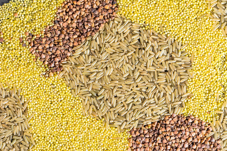 种种杂粮的谷物纹理背景-大米, 小米荞麦, 顶视图照片