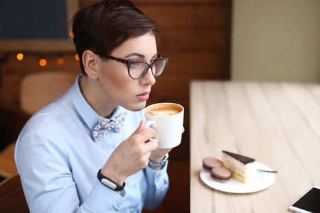 laynch年轻漂亮的女人,戴眼镜,上班族去咖啡馆喝咖啡的休息,laynch,喝