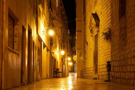 在晚上的旧市街