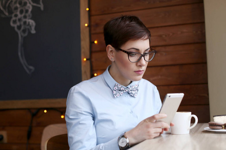 laynch年轻漂亮的女人,戴眼镜,上班族去咖啡馆喝咖啡的休息,laynch,喝