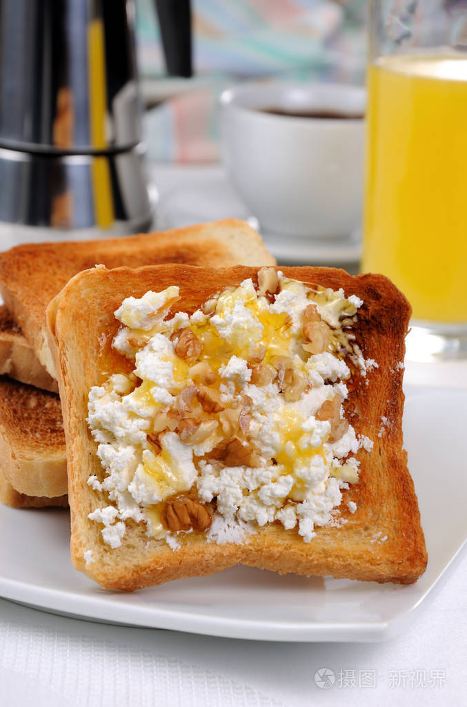 在早餐烤面包意大利乳清干酪