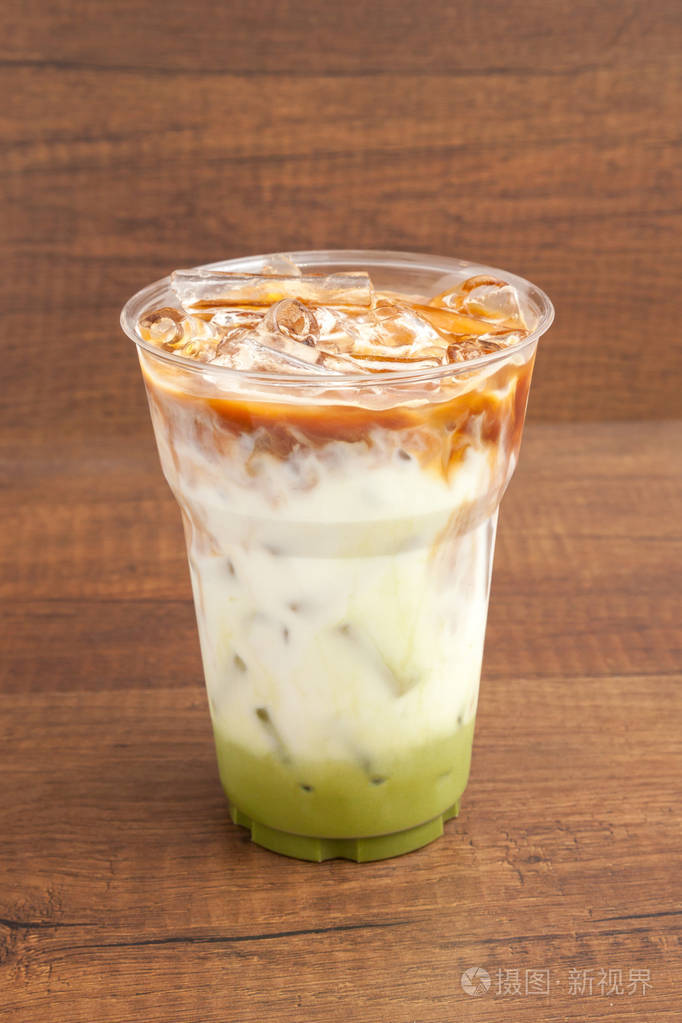 塑料玻璃上木制高建群冰抹茶和咖啡拿铁咖啡