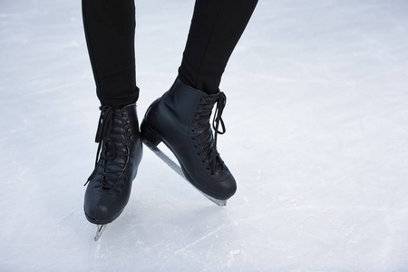 特写镜头在冰上滑冰鞋
