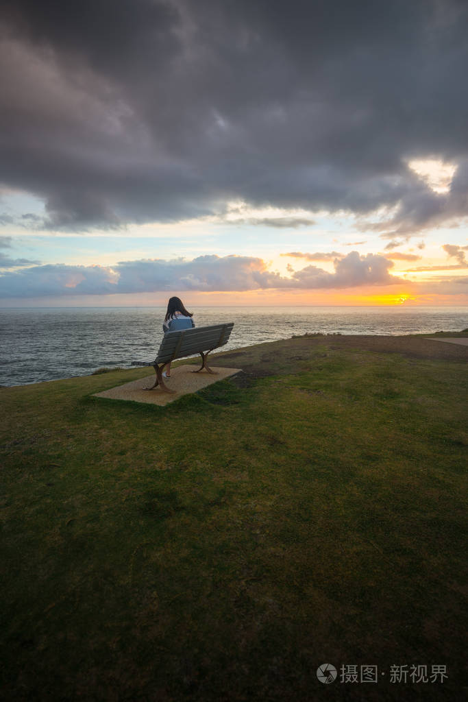 年轻女孩看日出