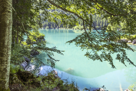 美丽的风景与山下湖